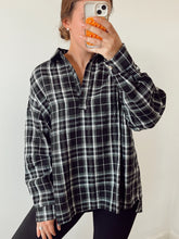 Load image into Gallery viewer, Plaid Pullover - Black
