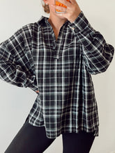 Load image into Gallery viewer, Plaid Pullover - Black
